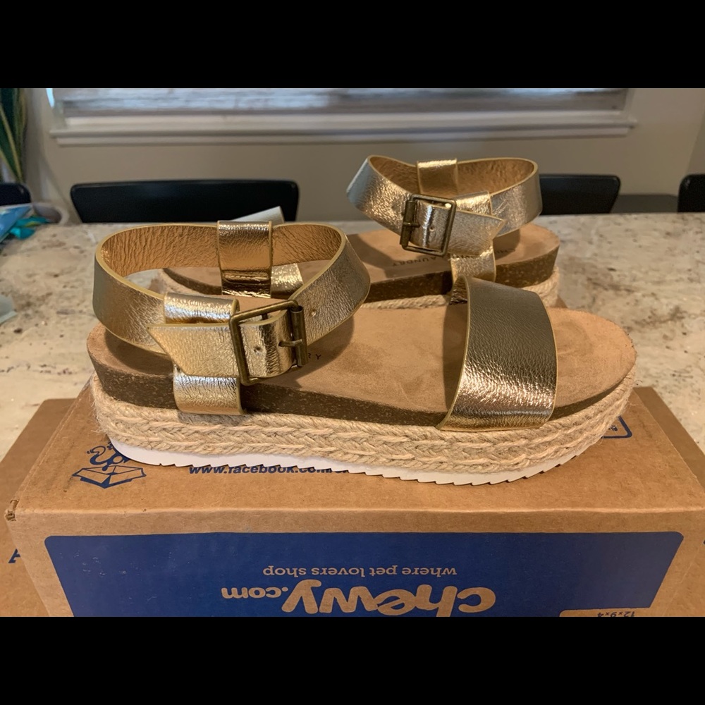 CHINESE LAUNDRY Gold Platform Sandals 7.5